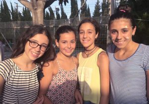 campamento de inglés para adolescentes en Valencia - niñas sonriendo