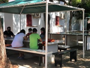 campamentos de inglés para niños en Valencia - clase a la sombra