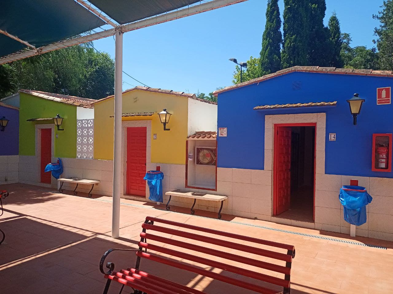 campamento de inglés para colegios en Valencia - bungalow de colores
