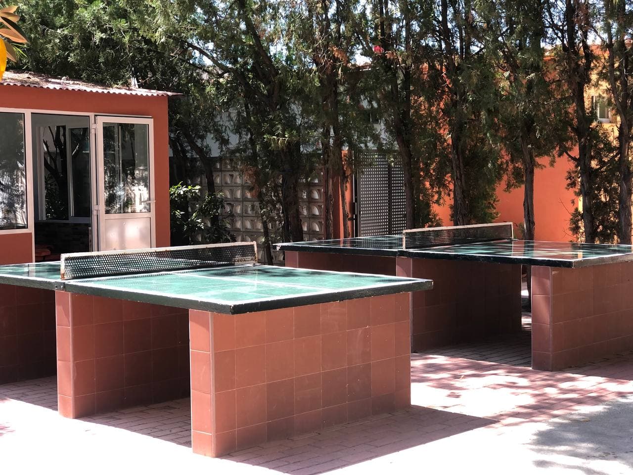 campamentos en inglés para adolescentes en Valencia - mesas