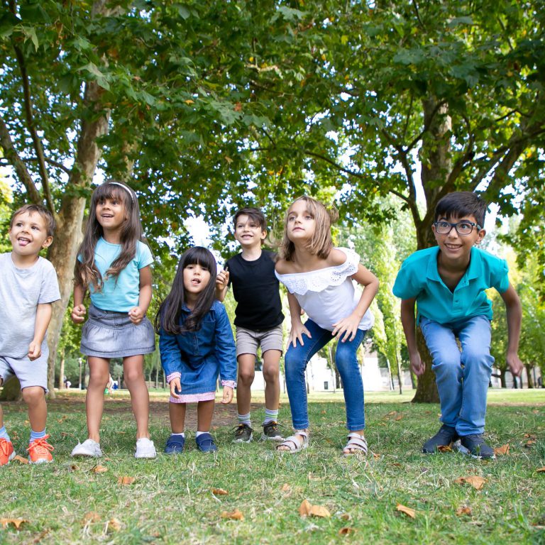 campamento de inglés para semana santa en en valencia- niños saltando campamento de inglés para semana santa en en valencia- niños saltando