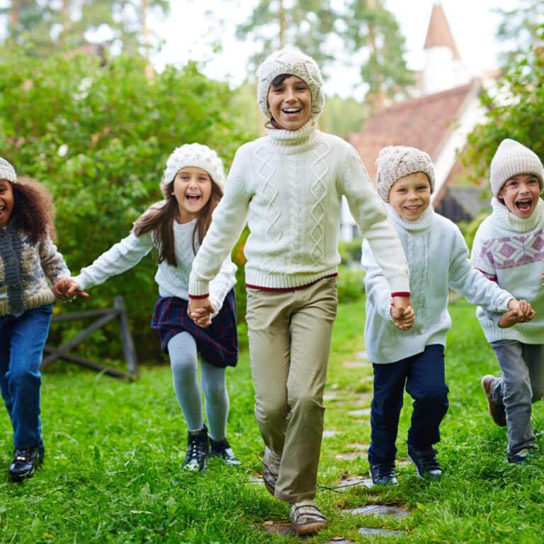 campamento para navidad en Valencia – niños abrigados jugando