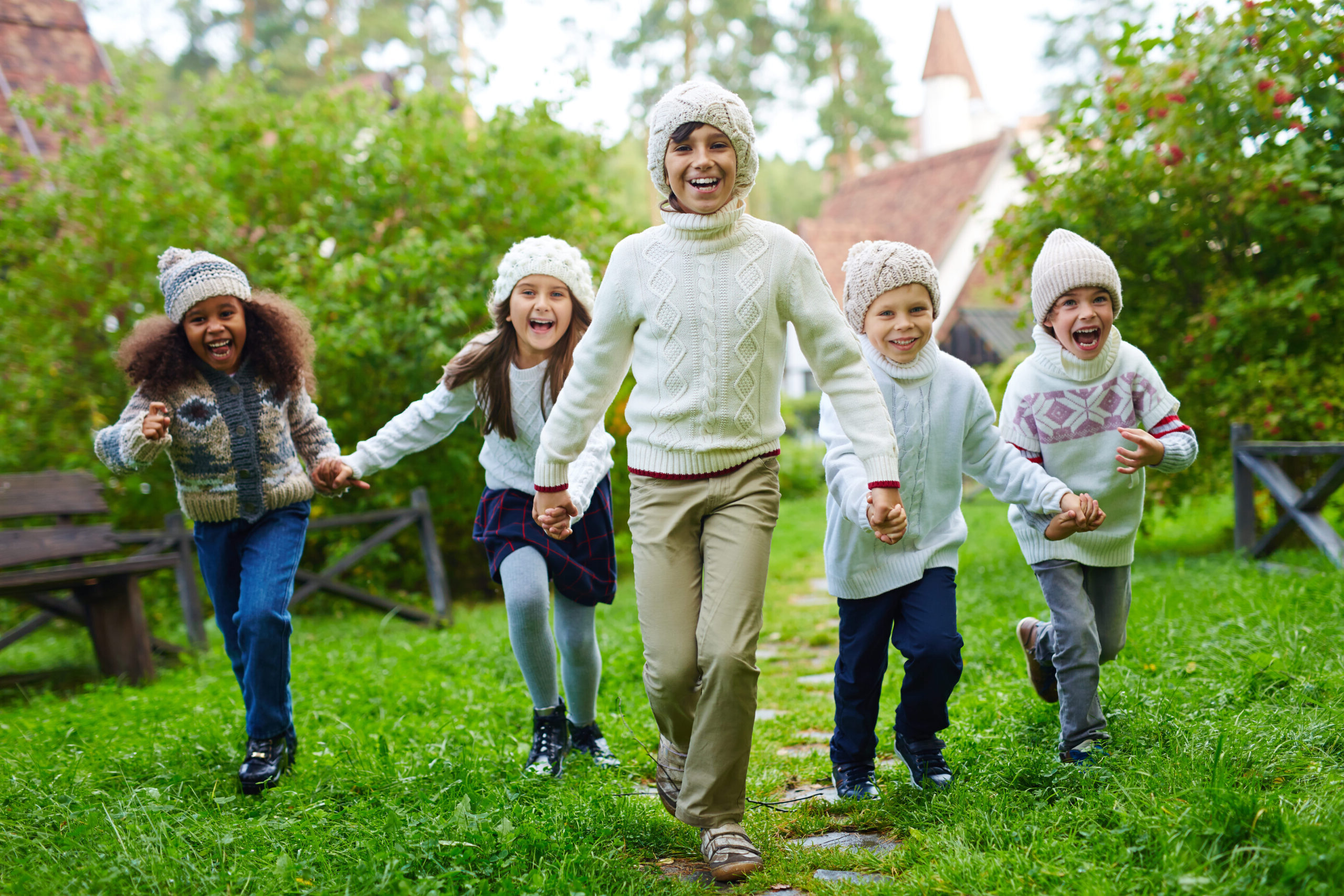 campamento para navidad en Valencia – niños abrigados jugando