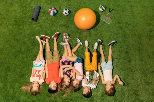 excursiones escolares en valencia - niños divirtiendose en la hierba