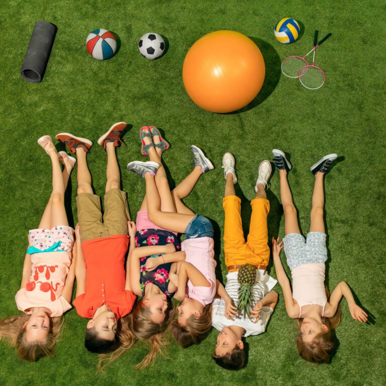 excursiones escolares en valencia – niños divirtiendose en la hierba excursiones escolares en valencia - niños divirtiendose en la hierba