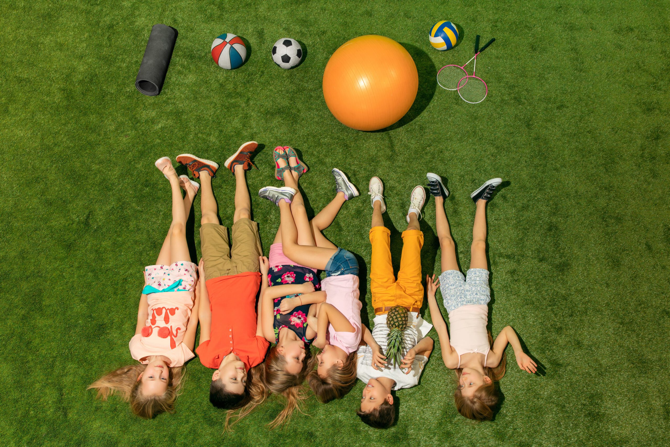 excursiones escolares en valencia - niños divirtiendose en la hierba