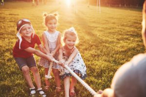 excursiones escolares en valencia - niños jugando con una cuerda