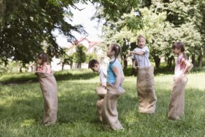 campamento de verano en puzol - niños jugando con sacos
