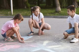 campamento de verano en puzol - pintando con tizas
