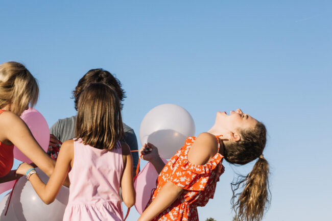 campamentos de ingles en valencia – niña con globo