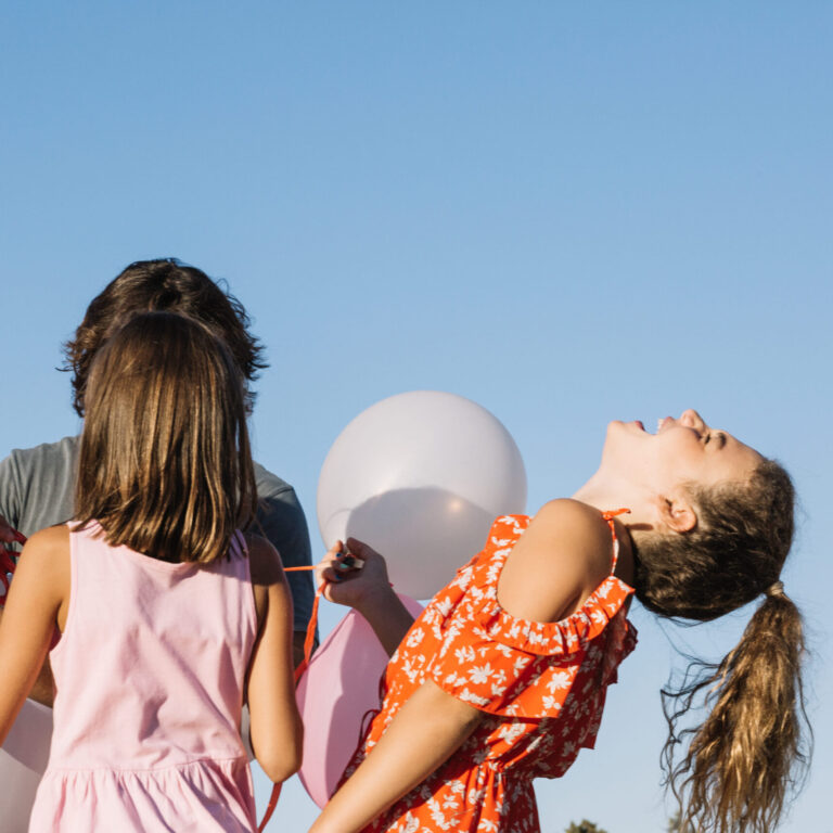 campamentos de ingles en valencia – niña con globo