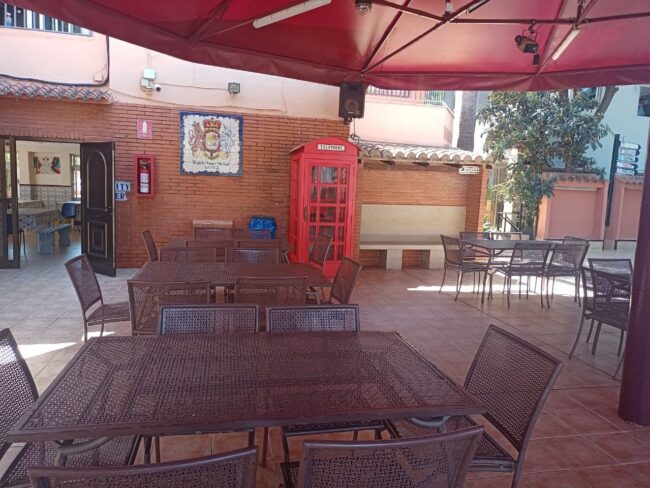 campamentos de inglés en verano en Valencia – mesas vacías campamentos de inglés en verano en Valencia - mesas vacías