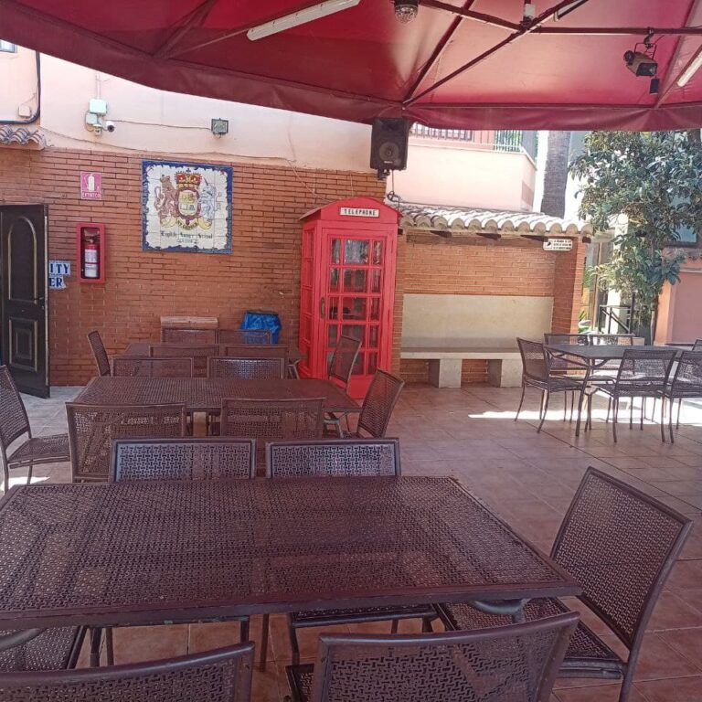 campamentos de inglés en verano en Valencia – mesas vacías campamentos de inglés en verano en Valencia - mesas vacías