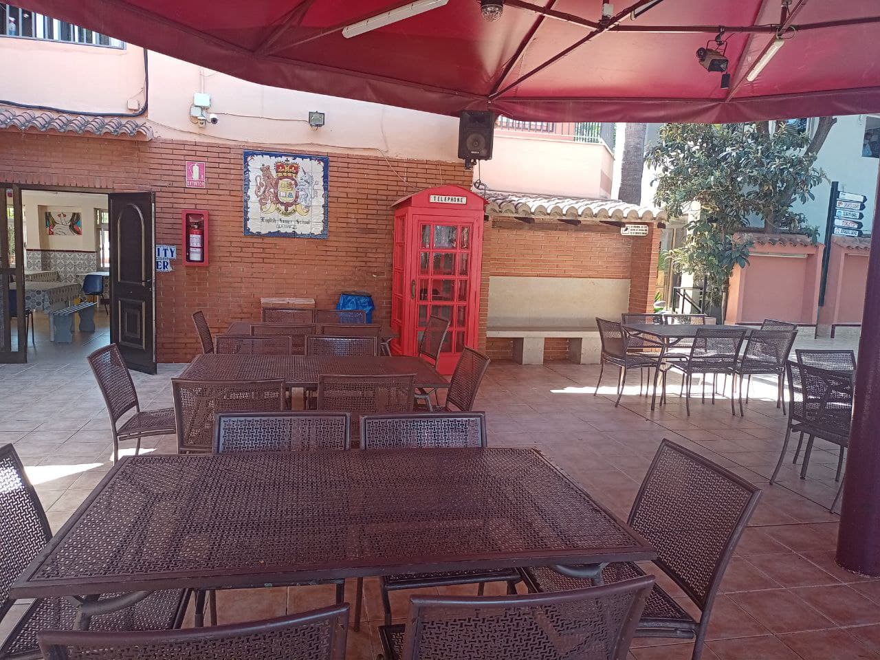 campamentos de inglés en verano en Valencia – mesas vacías campamentos de inglés en verano en Valencia - mesas vacías